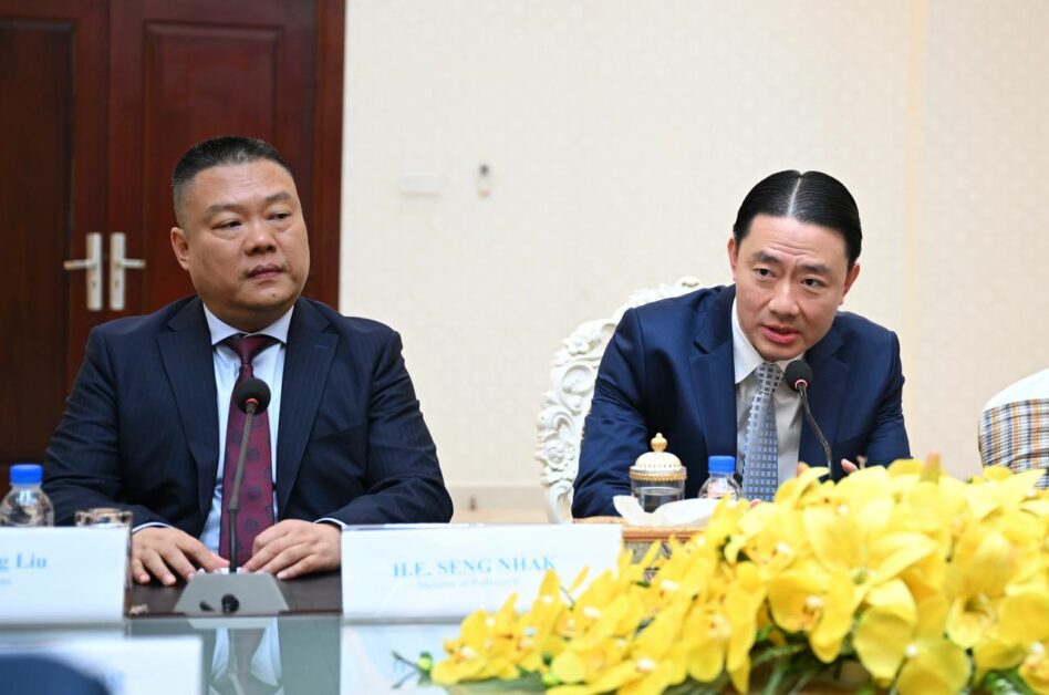 Ichkaridan jinsiy aloqa porno onlayn yaqin planda Ayol va otning jinsiy olatni